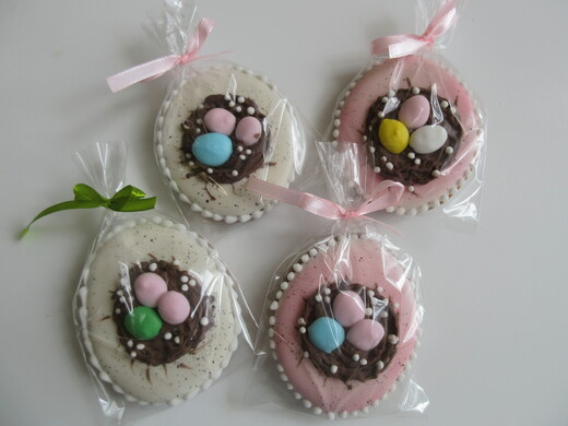 2026, Barevné hnízdo, cena: 50,- Kč