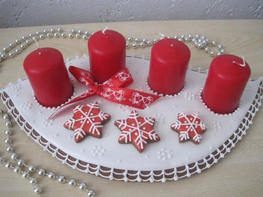 Adventní svícen ovál, červené svíce s mašlí, cena: 320,- Kč