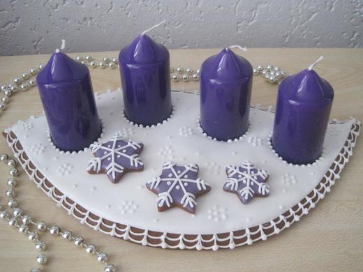 Adventní svícen ovál, fialové svíce, cena: 320,- Kč