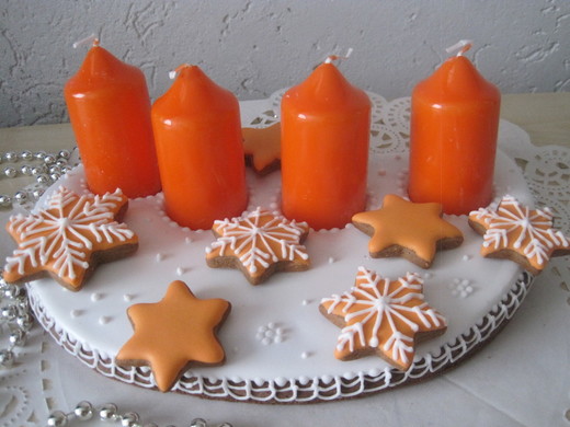 Adventní svícen ovál, oranžové svíce, cena: 320,- Kč