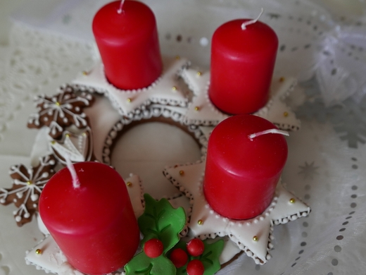 Adventní věnec s cesmínou, průměr 26 cm, cena: 330,- Kč