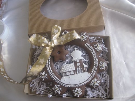 Kolečko s kostelíkem v krabičce, zlatá stuha, cena: 220,- Kč