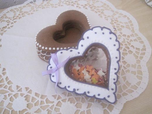 Krabička na bonbóny, srdce s průhledem, cena: 120,- Kč