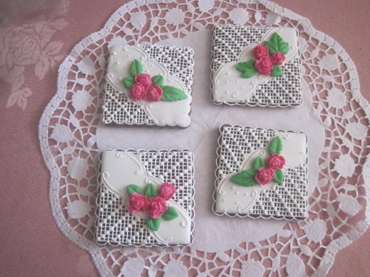 Krajkový čtverec s růžičkami, cena: 40,- Kč