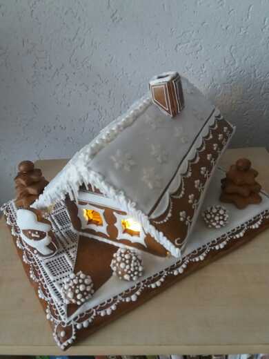 Perníkový dům s osvětlením, podstavec 30 x 20 cm, cena 880,- Kč